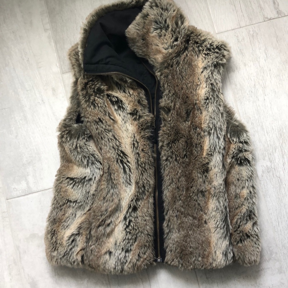 Awesome reversible faux fur zip vest! 🖤